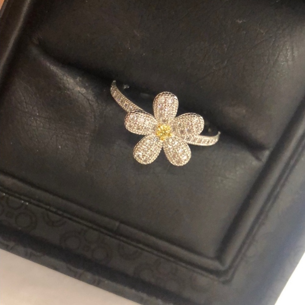 LaFonn Lassaire Diamond Daisy Flower Ring-Sz 6, Boutique